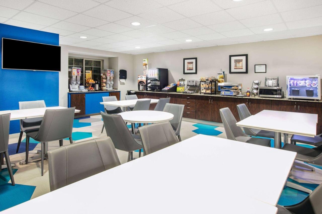 Microtel Inn & Suites By Wyndham Austin Airport Exteriér fotografie